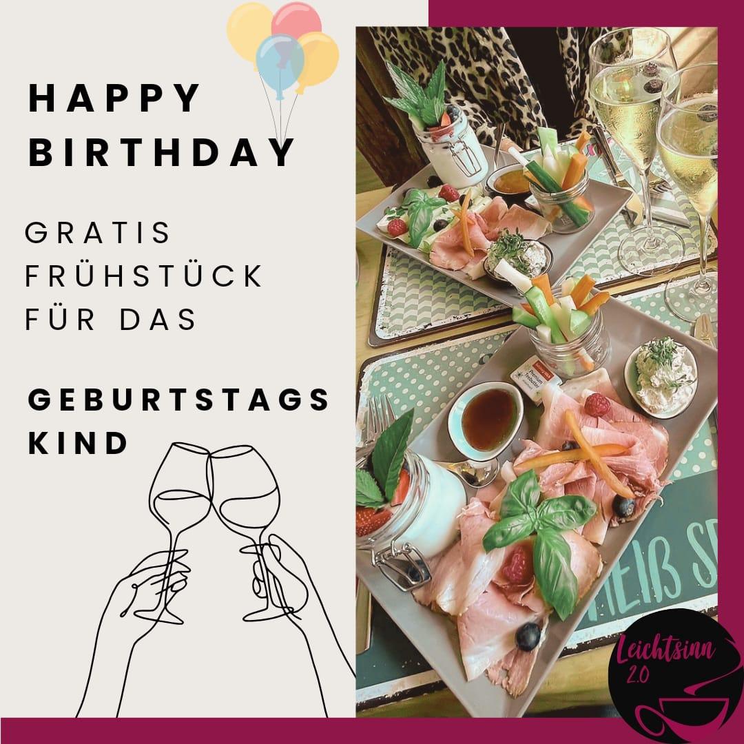 Präsentation eines Geburtstagsfrühstücks mit leckeren Speisen und Getränken