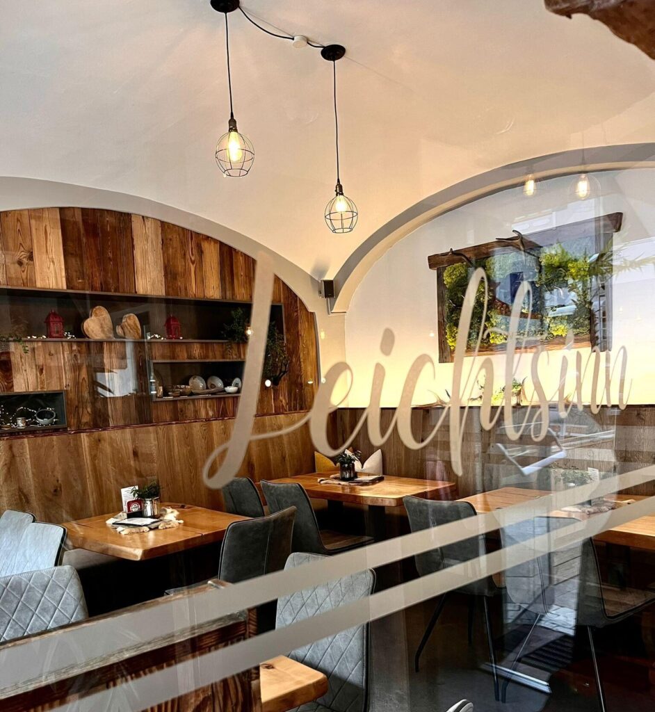 Gemütliches Restaurant mit Holzinterieur und eleganten Lampen